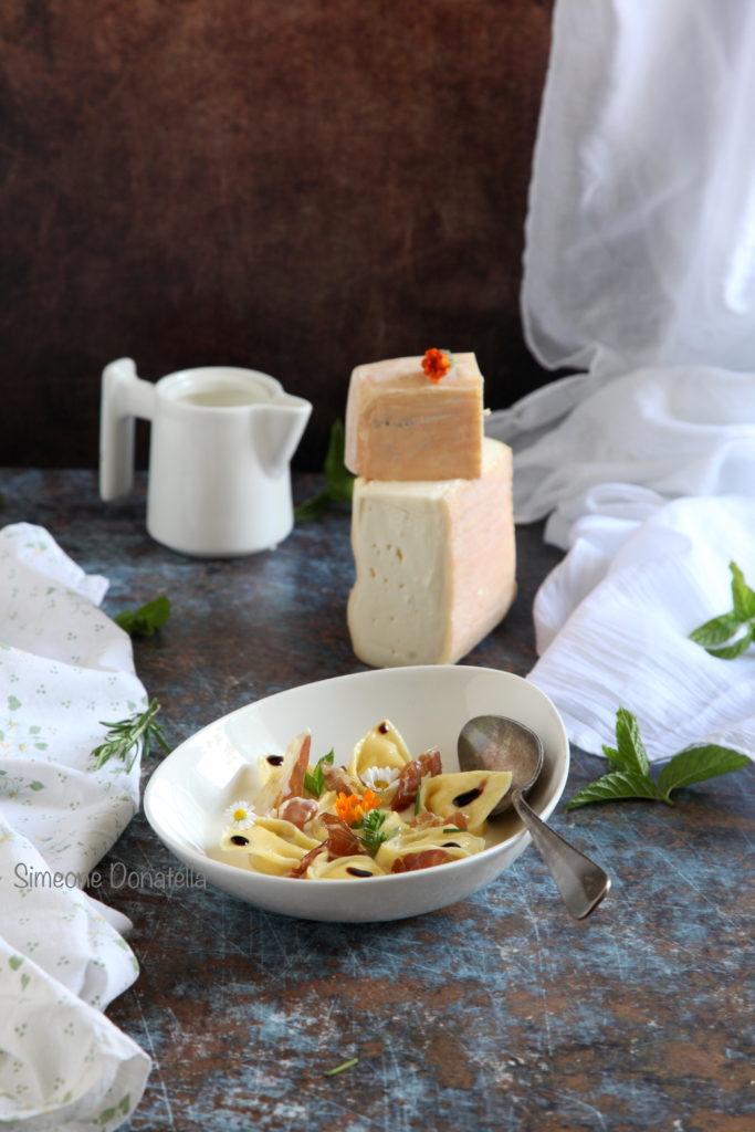 Tortelli di patate su fonduta di Taleggio