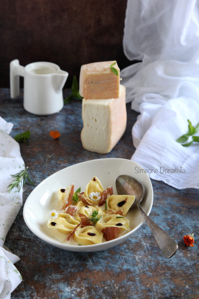 Tortelli di patate su fonduta di Taleggio